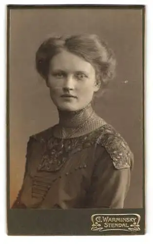 Fotografie G. Warminsky, Stendal, Elegante Dame in hochgeschlossenem Kleid mit Halskette