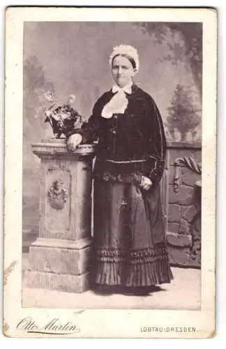 Fotografie Otto Martin, Dresden-Löbtau, Reisewitzerstrasse 18, Dame im Kleid mit Haube