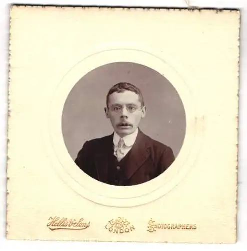Fotografie Hellis & Sons, London, Junger Herr mit Schnurrbart
