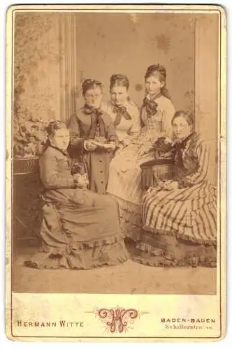 Fotografie Hermann Witte, Baden-Baden, Schillerstrasse, Junge Damen in eleganten Kleidern
