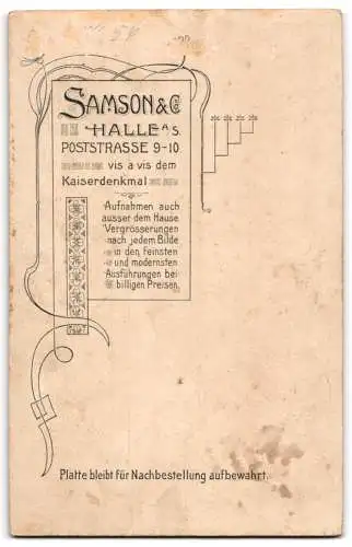 Fotografie Samson & Co., Halle a. S., Poststrasse 9-10, Knabe im Matrosenanzug, Mützenband Columbia