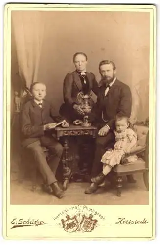Fotografie E. Schütze, Hettstedt, Bürgerliche Familie um einen Tisch mit Kelch versammelt
