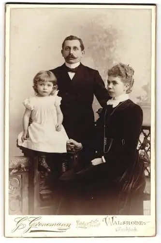 Fotografie G. Gronemann, Walsrode, Bürgerliche Familie, Baby im weissen Kleidchen