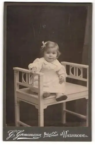 Fotografie G. Gronemann, Walsrode, Kleines Mädchen mit Schleife im Haar