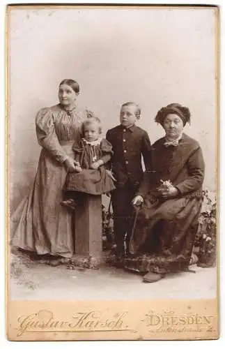 Fotografie Gustav Karsch, Dresden, Antonstrasse 2, Ältere Dame, Knabe im Anzug, Baby im Kleidchen