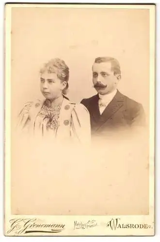 Fotografie G. Gronemann, Walsrode, Bürgerliches Paar, Herr mit Schnurrbart