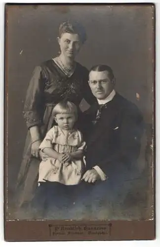 Fotografie P. Knoblich, Hannover, Bürgerliche Familie, Dame mit Halskette