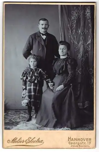 Fotografie Atelier Electra, Hannover, Georgstr. 17, Heinrich Busche mit Frau und Tochter Else