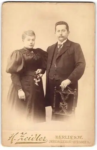 Fotografie H. Zeidler, Berlin, Jerusalemerstr. 6, Emma und Franz Hildebrand in eleganter Kleidung