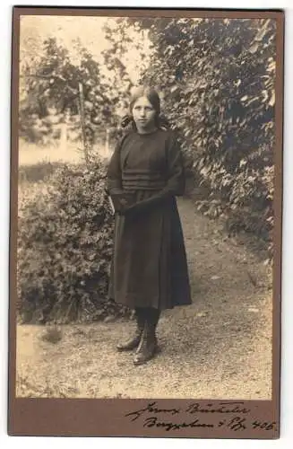 Fotografie unbekannter Fotograf und Ort, Junge Dame im Kleid mit Buch