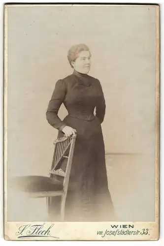 Fotografie S. Fleck, Wien, Josefstädterstr. 33, Junge Dame im schwarzen Kleid