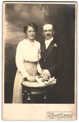 Fotografie H. Brunner, Wien, Margarethenstr. 39, Johann z. Vidue mit Frau in eleganter Kleidung