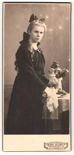 Fotografie Gebr. Stober, Frankfurt a. O., Gr. Scharrnstr. 85, Junge Dame im schwarzen Kleid