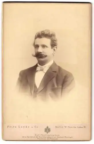 Fotografie Fritz Leyde & Co., Berlin, Unter den Linden 16, Eleganter Herr mit Schnauzbart