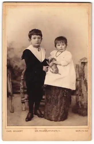 Fotografie Carl Seegert, Berlin, Gr. Frankfurter-Str. 71, Karl und Trude Hildebrandt in zeitgenössischer Kleidung