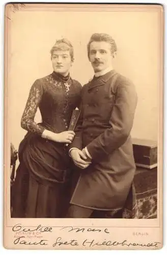 Fotografie Pflaum & Co., Berlin, Königs-Str. 57 a Ecke der Spandauer Str., Onkel und Tante Hildebrandt mit Fächer