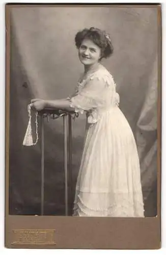 Fotografie Carl Wolf, Harburg, Junge Dame im weissen Kleid