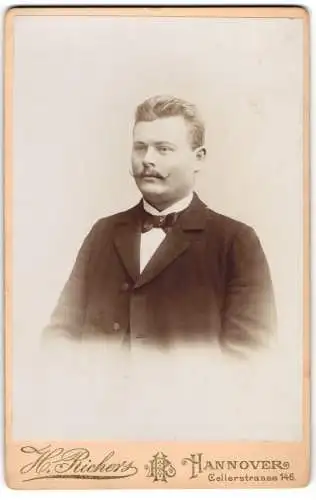 Fotografie H. Richers, Hannover, Cellerstr. 146, Eleganter Herr mit Schnauzbart