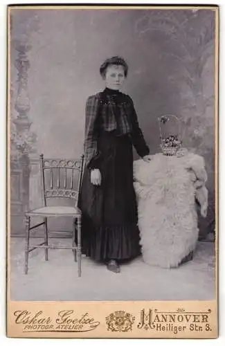 Fotografie Oskar Goetze, Hannover, Heiliger Str. 3, Frau Andereck in modischer Kleidung
