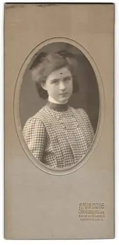 Fotografie R. Manrique, Strasbourg /Als., Meisengasse 3, Catherine Riff im karierten Kleid