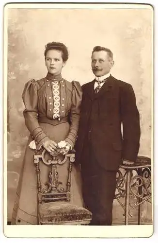 Fotografie unbekannter Fotograf und Ort, Ehepaar in eleganter Kleidung