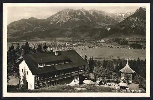 AK Oberstdorf i. bayr. Allgäu, Café Bergkristall, Ortsansicht aus der Vogelschau