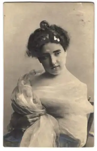 Relief-AK Frau in einem weissen Kleid mit Hochsteck-Frisur