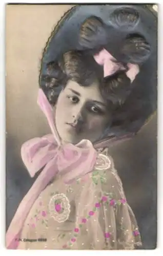 Relief-AK Hübsche junge Frau mit grossem Hut