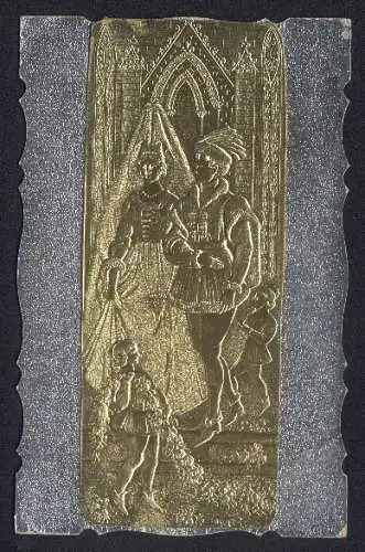 Relief-AK Hochzeitspaar schreitet zum Altar, Gold auf Silber