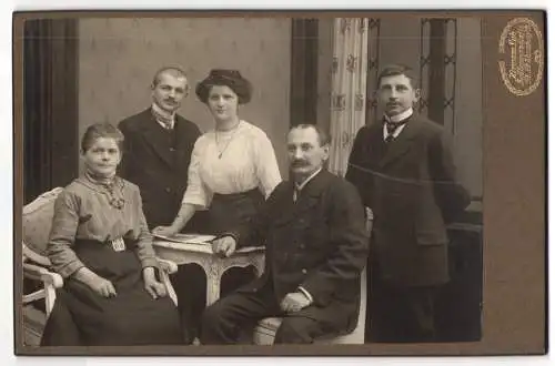 Fotografie Hermann Luh, Seifhennersdorf i. S., Bürgerliche Familie an und um einen Tisch