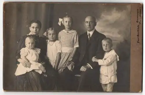 Fotografie Paul Knoblich, Hannover, Georgstrasse 1, Gutbürgerliches Paar mit seinen vier Kindern