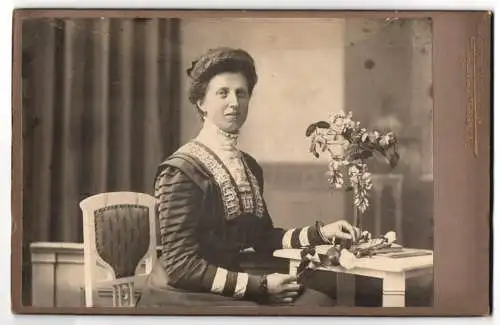 Fotografie F. X. Siegel, Kempten, Kotternerstrasse, Elegante Dame vor Blumen in einer Vase