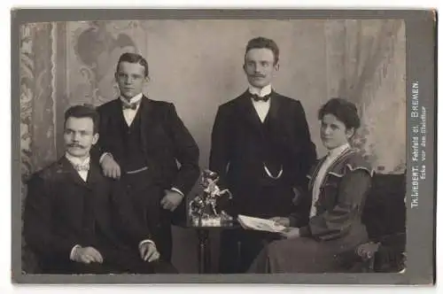 Fotografie Th. Liebert, Bremen, Fehrfeld 61, Drei elegant gekleidete Herren und eine Dame