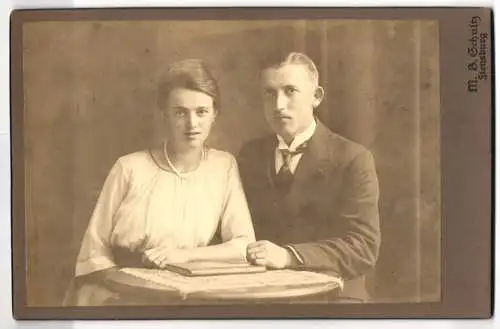 Fotografie M. S. Schultz, Flensburg, Hübsches junges Paar in eleganter Kleidung