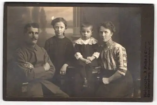 Fotografie J. Fuchs & Co., Berlin-Charlottenburg, Wilmersdorferstrasse 57, Junges bürgerliches Paar mit seinen Kindern
