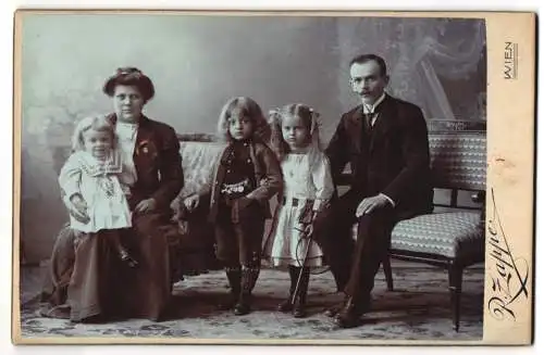 Fotografie R. Zappe, Wien, Favoritenstrasse 81, Bürgerliches Paar mit seinen drei Kindern