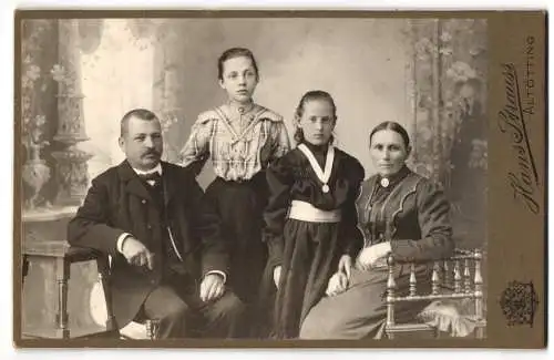 Fotografie Hans Strauss, Altötting, Schlotthammerstrasse 37, Bürgerliches Paar mit seinen beiden Töchtern