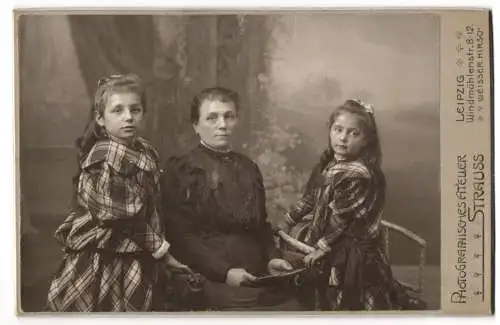 Fotografie Atelier Strauss, Leipzig, Windmühlenstrasse 8-12, Mutter mit ihren elegant gekleideten Töchtern