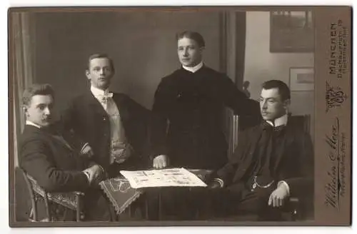 Fotografie Wilhelm Merx, München, Dachauerstrasse 19, Vier elegant gekleidete junge Männer