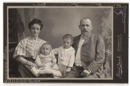 Fotografie Fried. Lasch, Hohenstein-E., Lungwitzerstrasse 24, Bürgerliches Paar mit seinen beiden Kindern