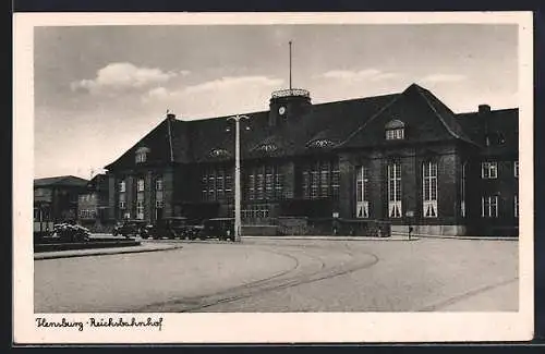 AK Flensburg, Parkende Autos vor dem Reichsbahnhof