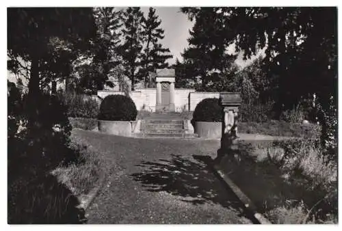 Fotografie unbekannter Fotograf, Ansicht Bubenheim, Blick nach dem Kriegerdenkmal Ehre dem Ehre gebührt
