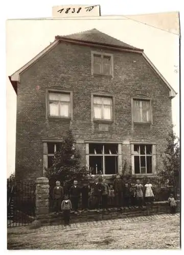 Fotografie Buss & Kupfer, Bad Kreuznach, Ansicht Sörgenloch, Kinder vor der Gemeindeschule, Erbaut 1910