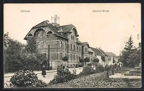 AK Cölleda, Kaiserliches Postamt an der Bahnhof-Strasse mit Kindern