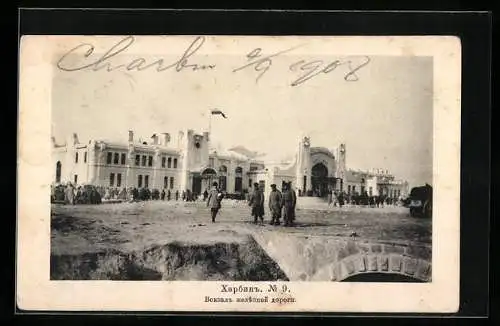 AK Harbin, Passanten vor dem Bahnhof