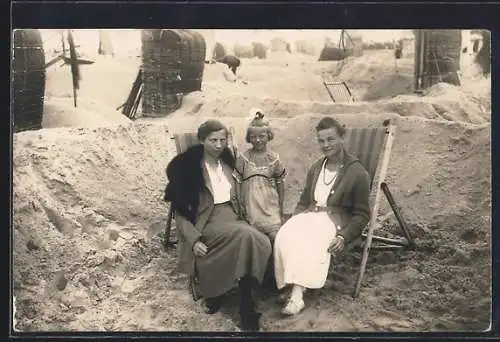 Foto-AK Wangerooge, Familie am Strand