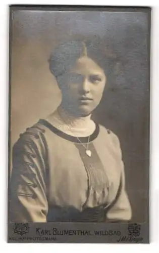 Fotografie Karl Blumenthal, Wildbad, Elegante junge Dame in hochgeschlossenem Kleid mit Herz-Halskette