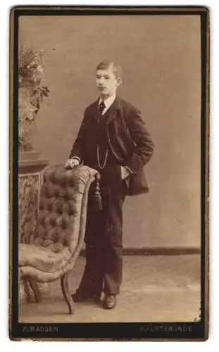 Fotografie P. Madsen, Kjerteminde, Jugendlicher im Anzug mit der Hand in der Hosentasche