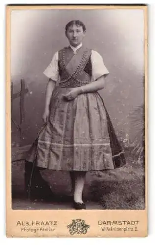 Fotografie Alb. Fraatz, Darmstadt, Wilhelminenplatz 2, Junge Dame in Tracht mit Schürze