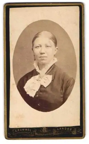 Fotografie C. Rummel, Landau, Westbahnstrasse, Elegante Dame mit Halskette und Spitzenkragen